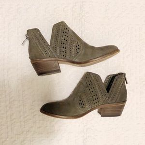 Vince Camuto Prasata Ankle Booties